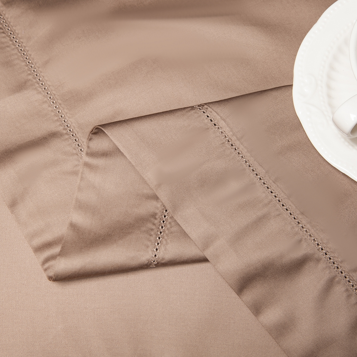 91家纺网 家纺一手货源 找家纺 轩和家居 2026新款高支贡缎长绒棉镂空四件套 慕斯棕