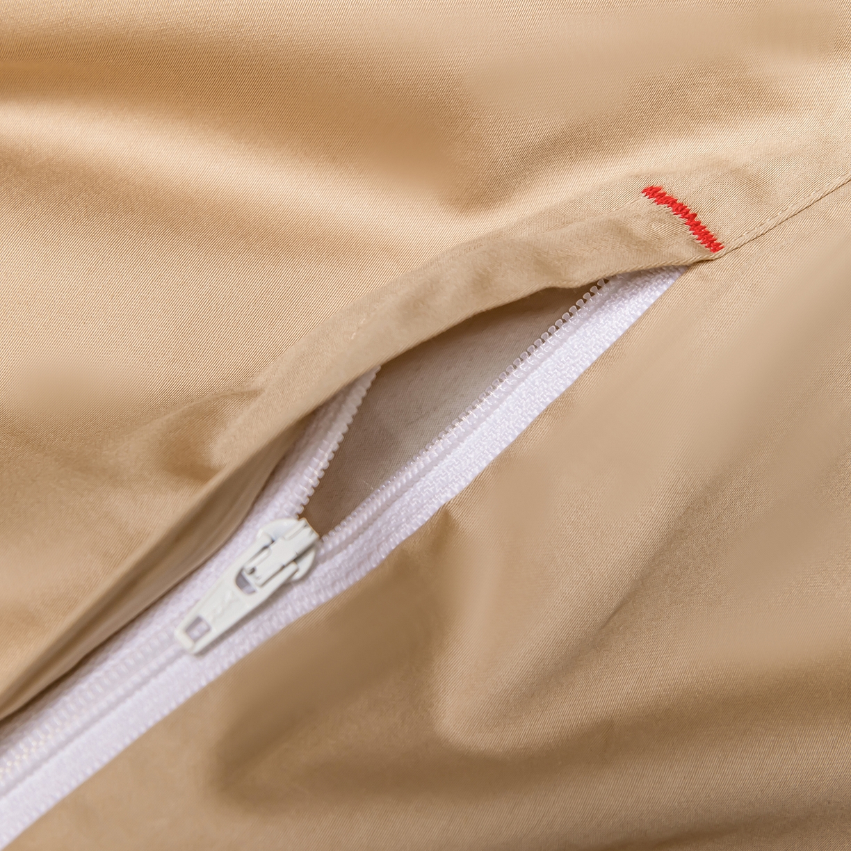 91家纺网 家纺一手货源 找家纺 轩和家居 2026新款高支贡缎长绒棉镂空四件套 鎏金色