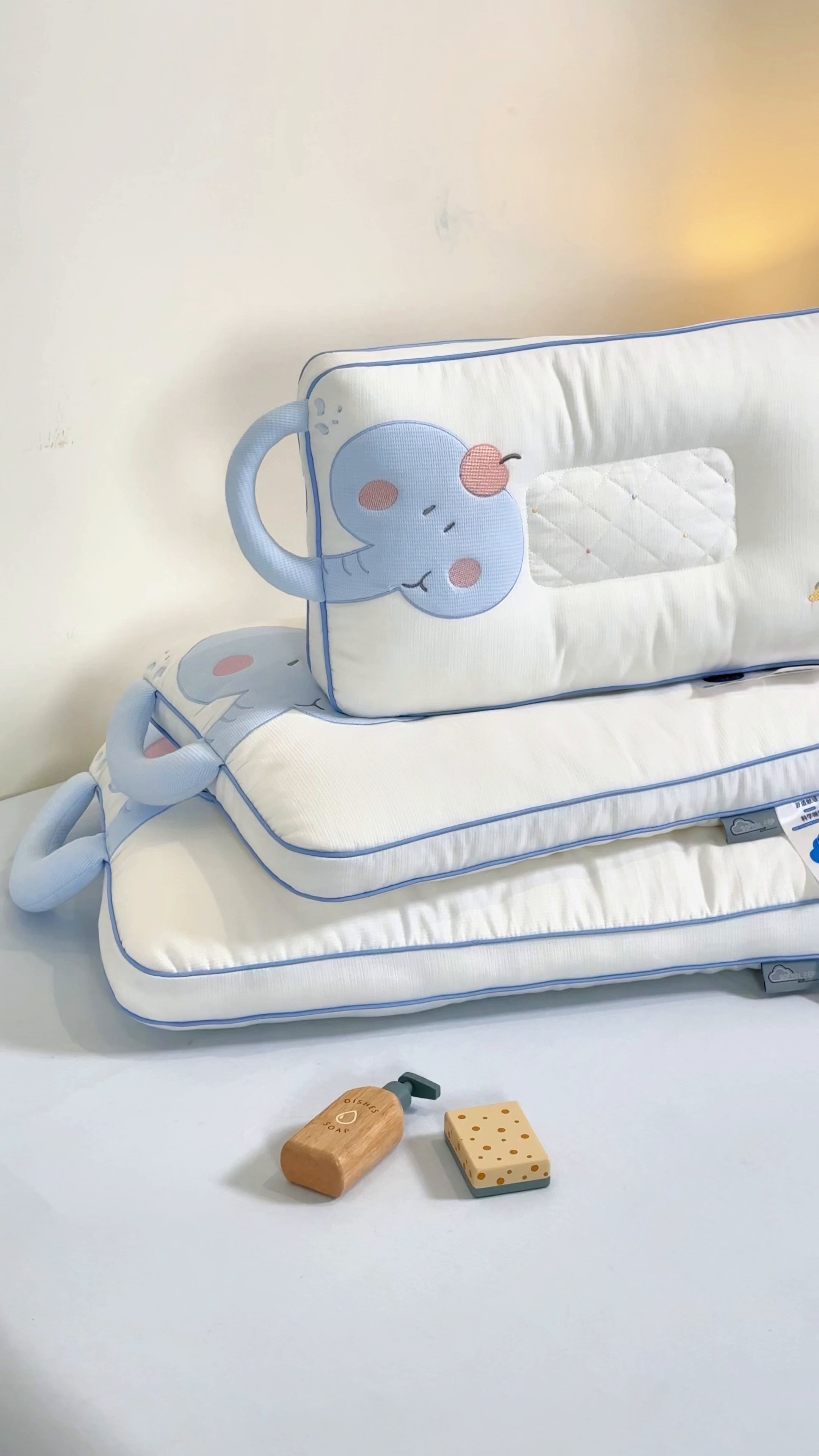 91家纺网 家纺一手货源 找家纺 （总）昕科 2026新款安抚小飞象亲子枕卡通大象儿童枕头学生小象动物枕芯贴布绣枕枕头枕芯