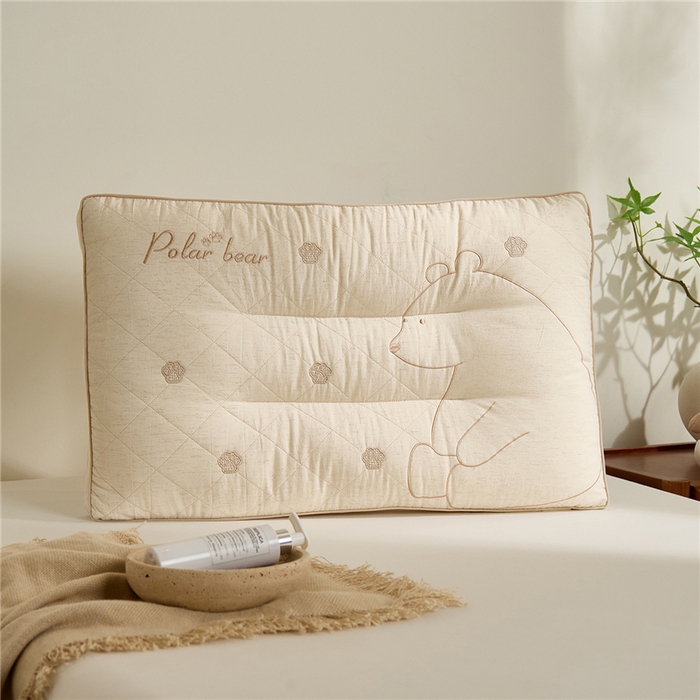 91家纺网 家纺一手货源 找家纺 （总）昕科 2025新款亚麻北极熊枕棉麻绣花小熊枕头成人立体亚麻枕芯枕头枕芯