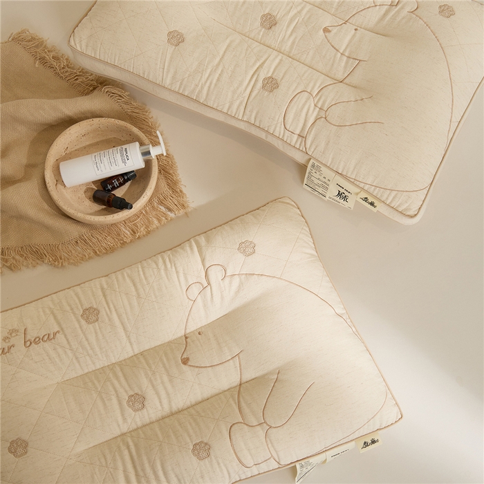 91家纺网 家纺一手货源 找家纺 （总）昕科 2025新款亚麻北极熊枕棉麻绣花小熊枕头成人立体亚麻枕芯枕头枕芯