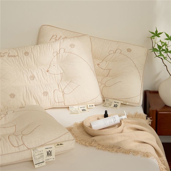 91家纺网 家纺一手货源 找家纺 （总）昕科 2025新款亚麻北极熊枕棉麻绣花小熊枕头成人立体亚麻枕芯枕头枕芯