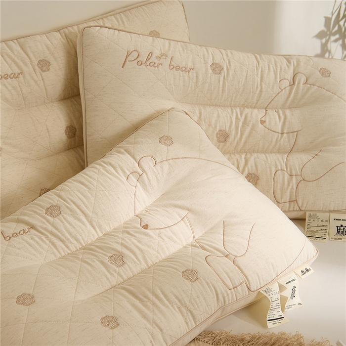 91家纺网 家纺一手货源 找家纺 （总）昕科 2025新款亚麻北极熊枕棉麻绣花小熊枕头成人立体亚麻枕芯枕头枕芯