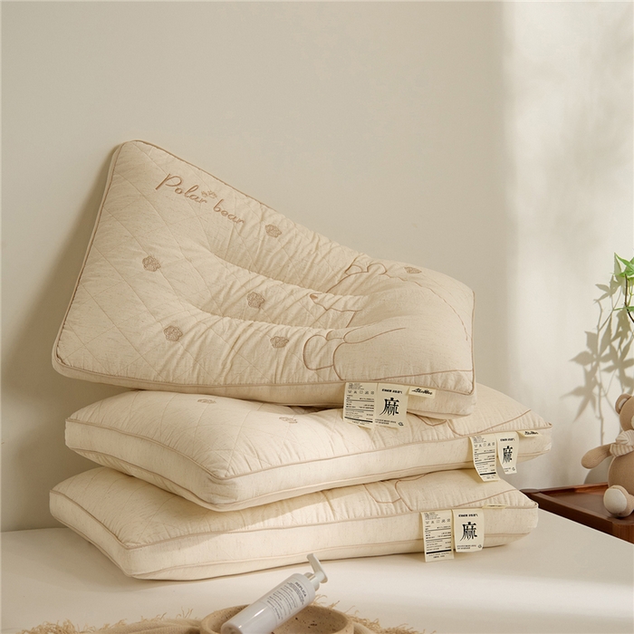 91家纺网 家纺一手货源 找家纺 （总）昕科 2025新款亚麻北极熊枕棉麻绣花小熊枕头成人立体亚麻枕芯枕头枕芯