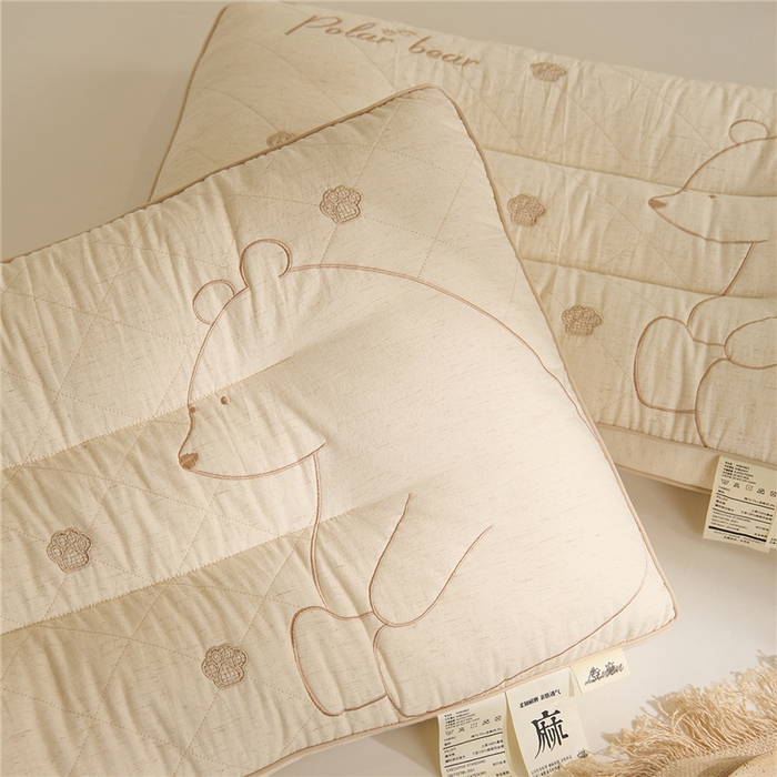 91家纺网 家纺一手货源 找家纺 （总）昕科 2025新款亚麻北极熊枕棉麻绣花小熊枕头成人立体亚麻枕芯枕头枕芯