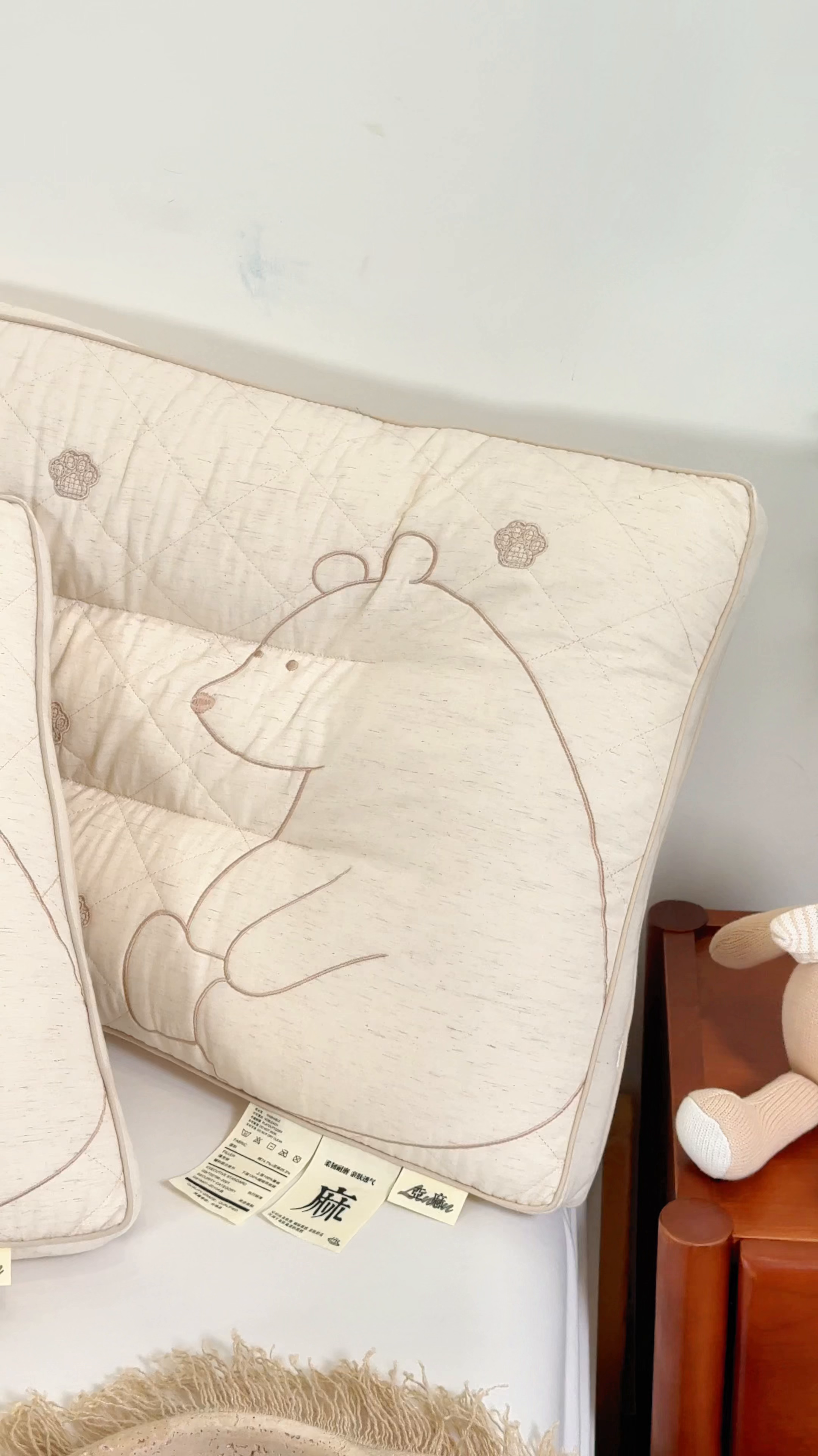 91家纺网 家纺一手货源 找家纺 （总）昕科 2025新款亚麻北极熊枕棉麻绣花小熊枕头成人立体亚麻枕芯枕头枕芯