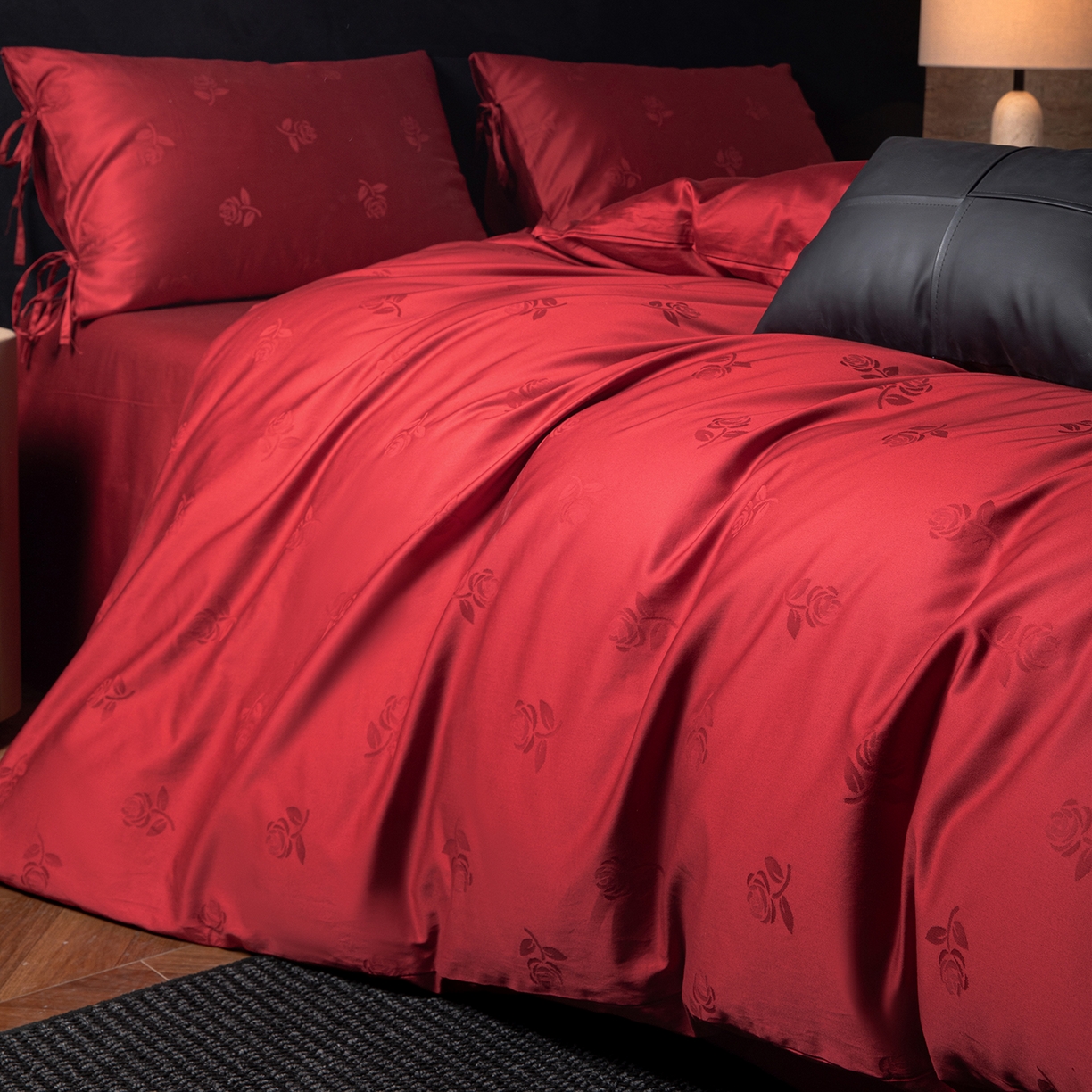 91家纺网 家纺一手货源 找家纺 极简 2026新款秋冬款100S长绒棉精美提花系列四件套-场景二（标准会员-10 床笠立高28 控价小号258标准298加大328） 玫瑰花影