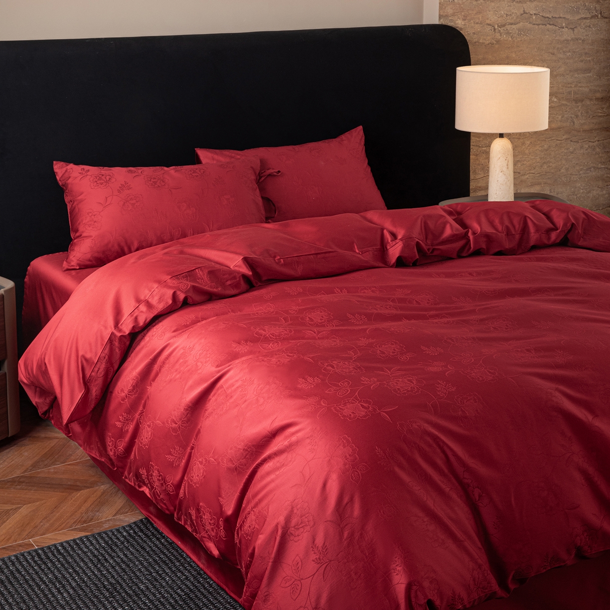 91家纺网 家纺一手货源 找家纺 极简 2026新款秋冬款100S长绒棉精美提花系列四件套-场景二（标准会员-10 床笠立高28 控价小号258标准298加大328） 红薇绣梦