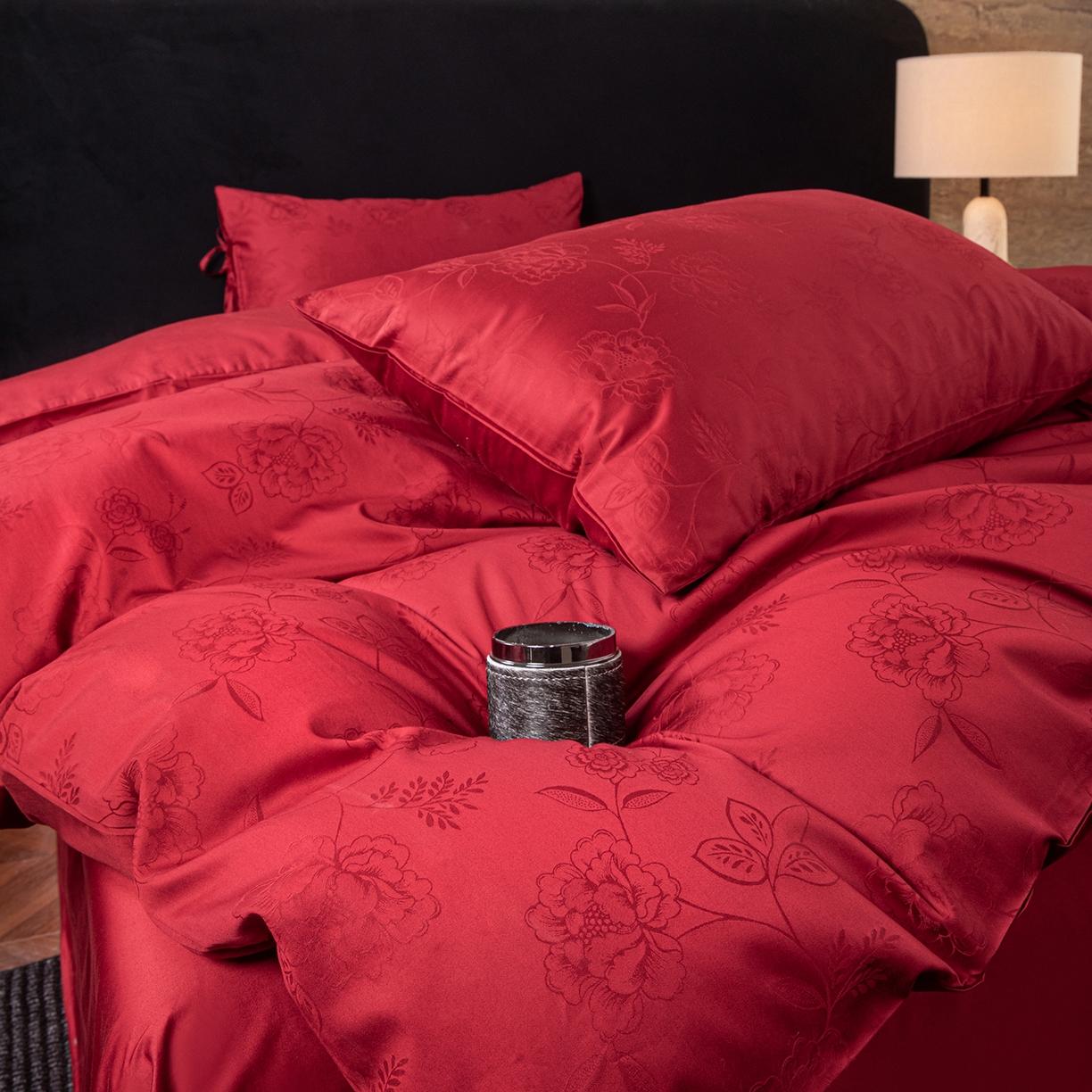 91家纺网 家纺一手货源 找家纺 极简 2026新款秋冬款100S长绒棉精美提花系列四件套-场景二（标准会员-10 床笠立高28 控价小号258标准298加大328） 红薇绣梦