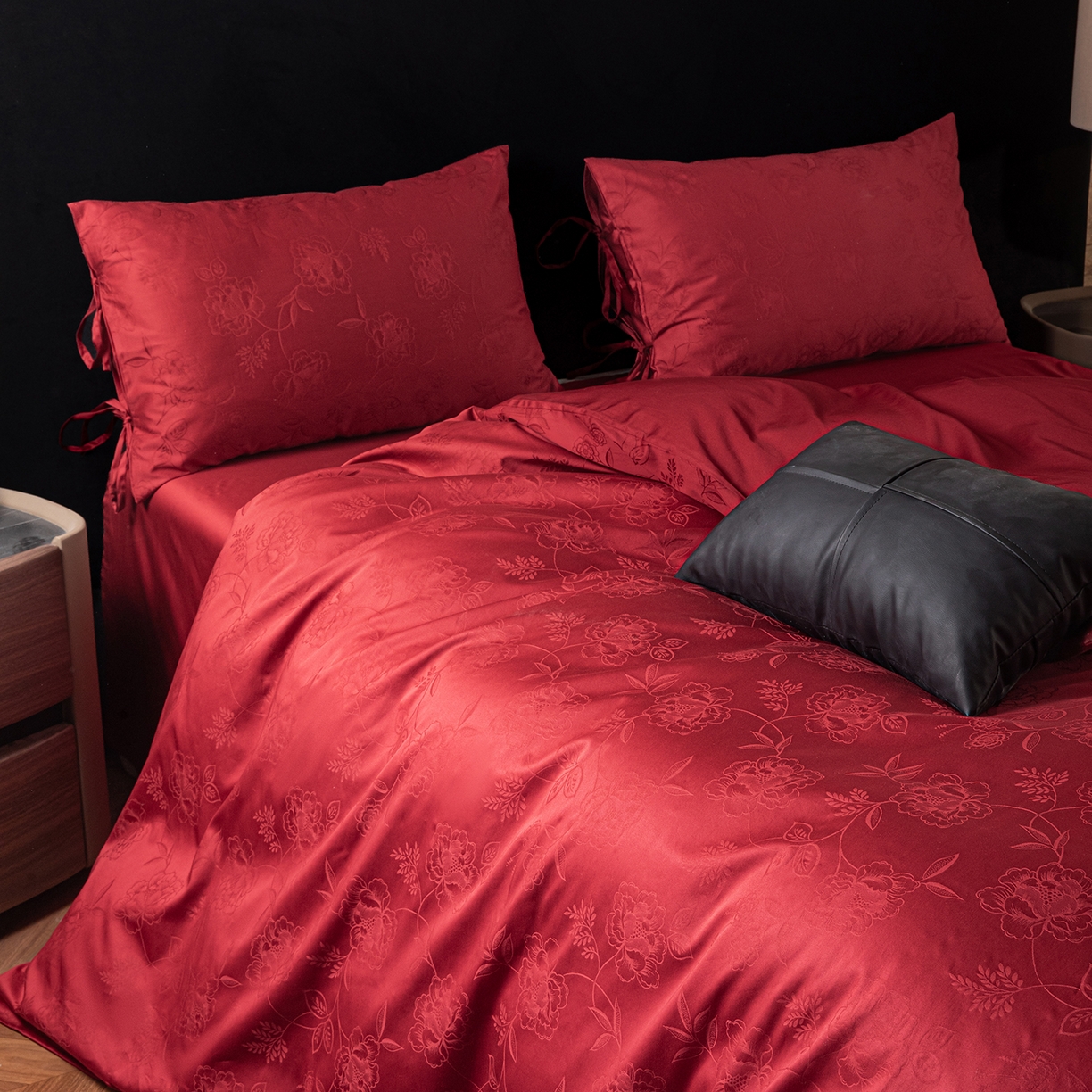 91家纺网 家纺一手货源 找家纺 极简 2026新款秋冬款100S长绒棉精美提花系列四件套-场景二（标准会员-10 床笠立高28 控价小号258标准298加大328） 红薇绣梦