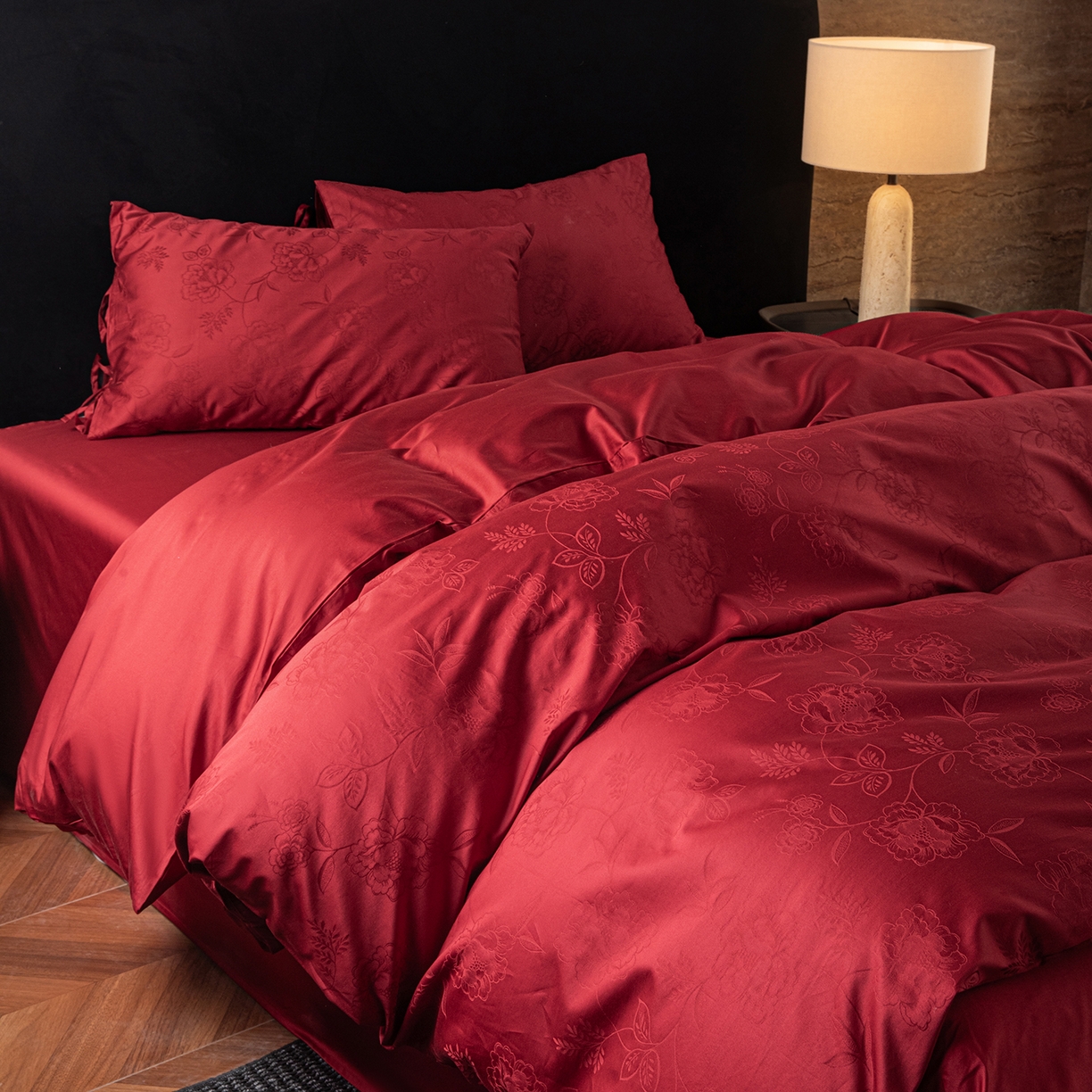 91家纺网 家纺一手货源 找家纺 极简 2026新款秋冬款100S长绒棉精美提花系列四件套-场景二（标准会员-10 床笠立高28 控价小号258标准298加大328） 红薇绣梦