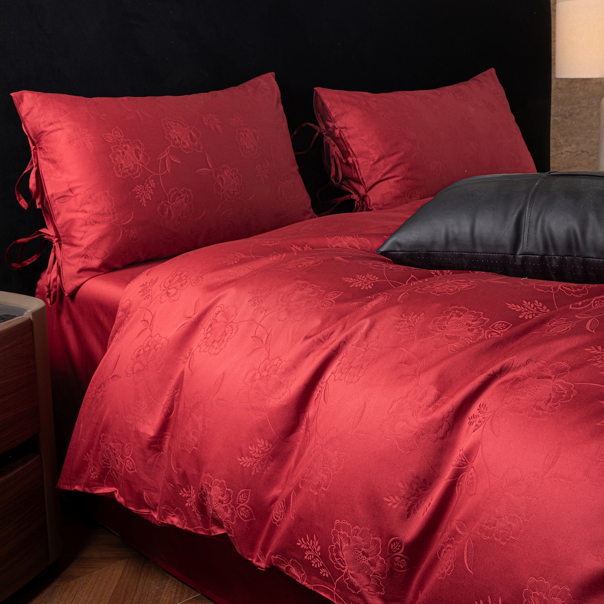 91家纺网 家纺一手货源 找家纺 极简 2026新款秋冬款100S长绒棉精美提花系列四件套-场景二（标准会员-10 床笠立高28 控价小号258标准298加大328） 红薇绣梦