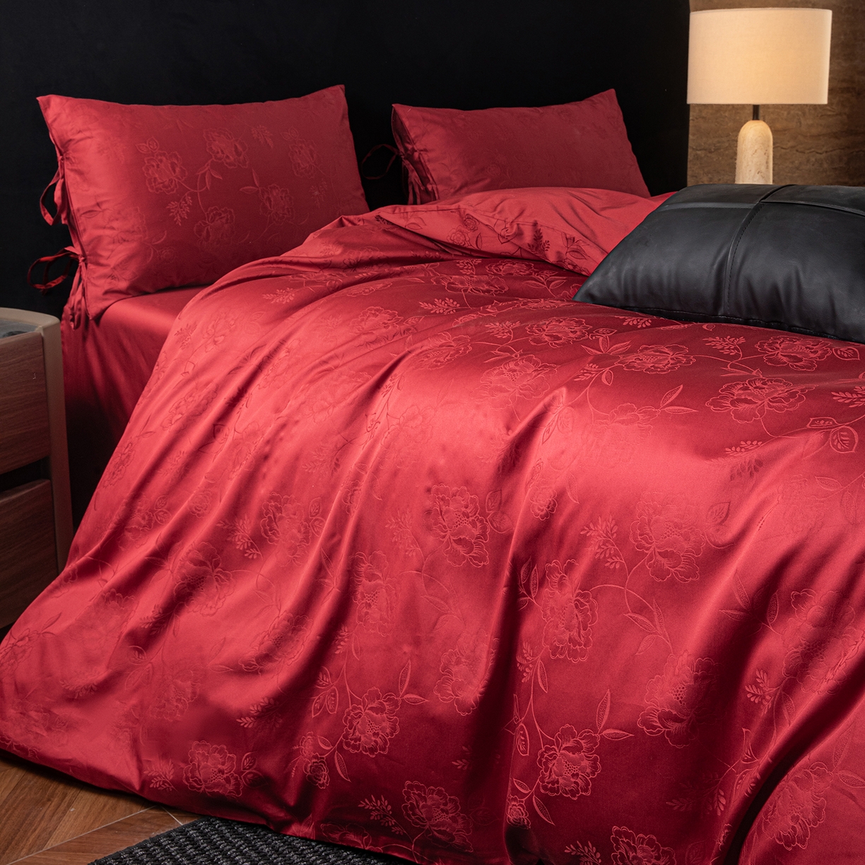 91家纺网 家纺一手货源 找家纺 极简 2026新款秋冬款100S长绒棉精美提花系列四件套-场景二（标准会员-10 床笠立高28 控价小号258标准298加大328） 红薇绣梦