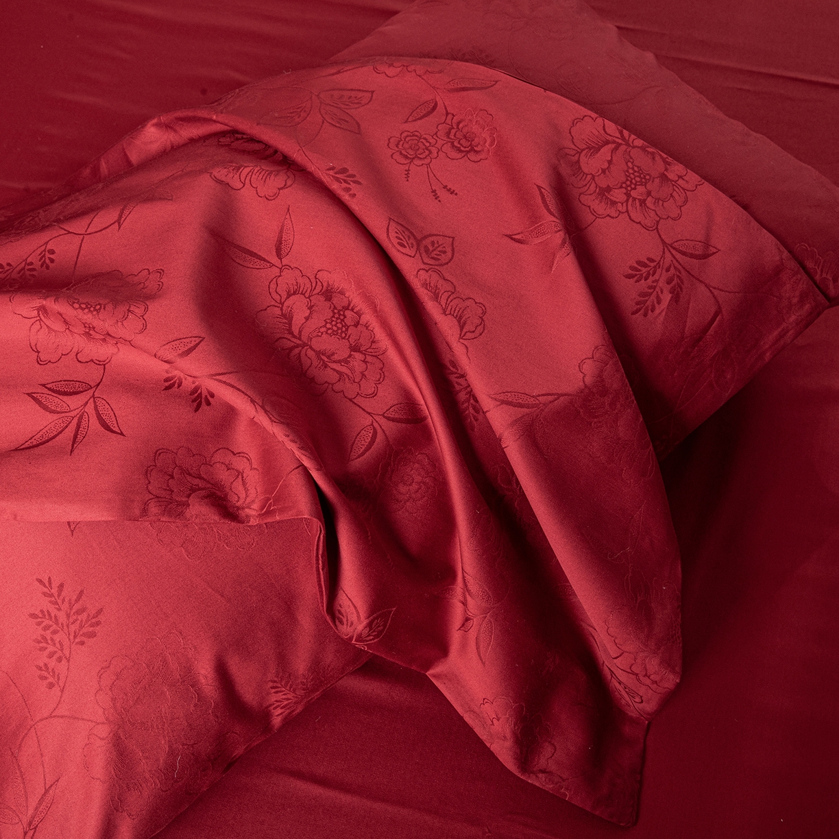 91家纺网 家纺一手货源 找家纺 极简 2026新款秋冬款100S长绒棉精美提花系列四件套-场景二（标准会员-10 床笠立高28 控价小号258标准298加大328） 红薇绣梦