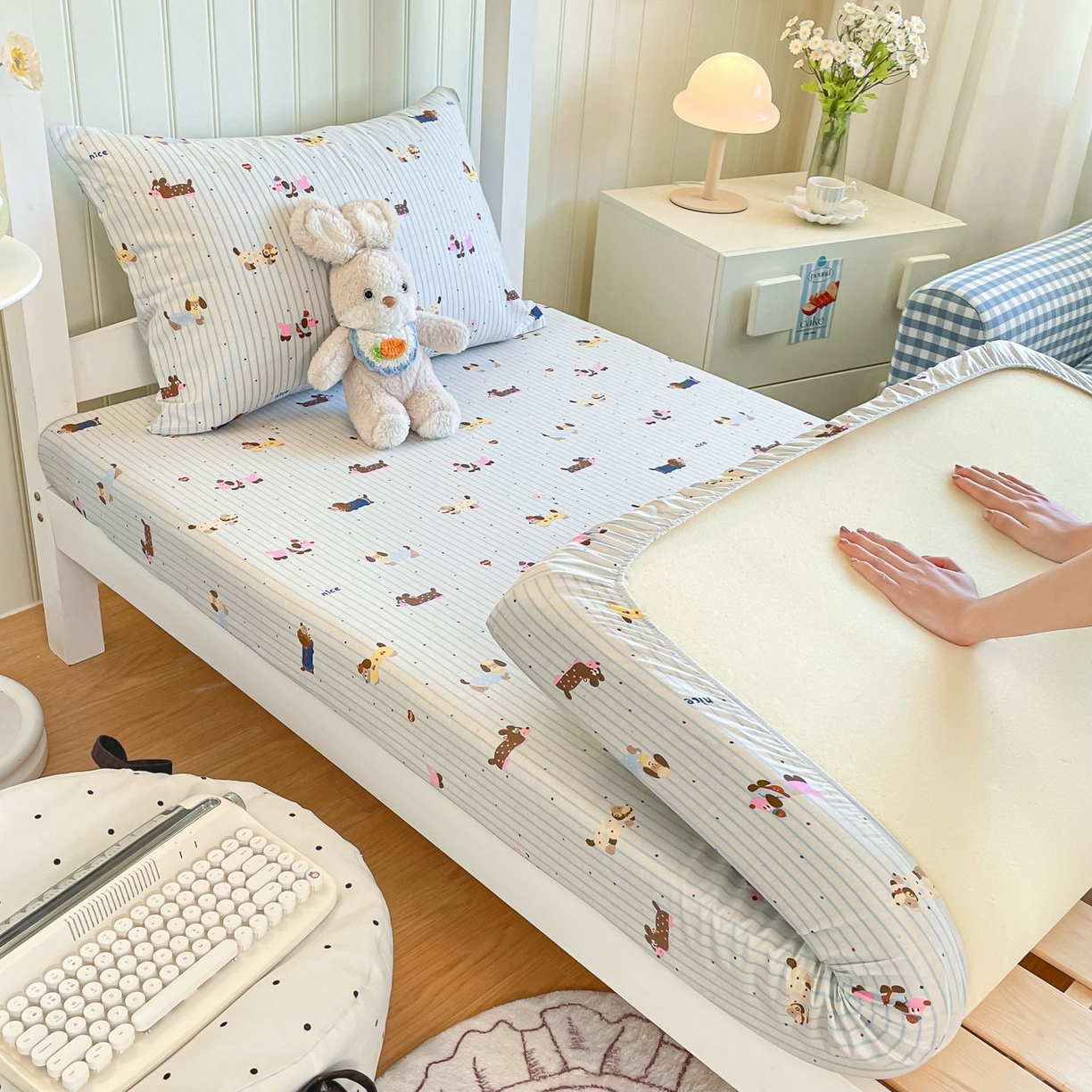 91家纺网 家纺一手货源 找家纺 寻米 2026新款春夏13070印花三件套单品系列-单床笠 小狗没烦恼-蓝