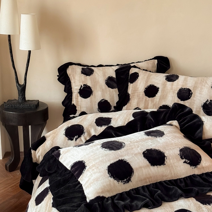 91家纺网 家纺一手货源 找家纺 婳庭家居 2025新款雪貂绒牛奶绒花边款四件套熹悦-奶茶色