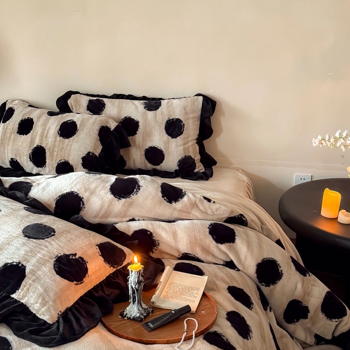 91家纺网 家纺一手货源 找家纺 婳庭家居 2025新款雪貂绒牛奶绒花边款四件套熹悦-奶茶色