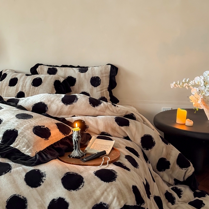 91家纺网 家纺一手货源 找家纺 婳庭家居 2025新款雪貂绒牛奶绒花边款四件套熹悦-奶茶色