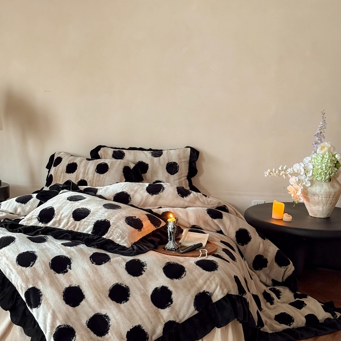 91家纺网 家纺一手货源 找家纺 婳庭家居 2025新款雪貂绒牛奶绒花边款四件套熹悦-奶茶色