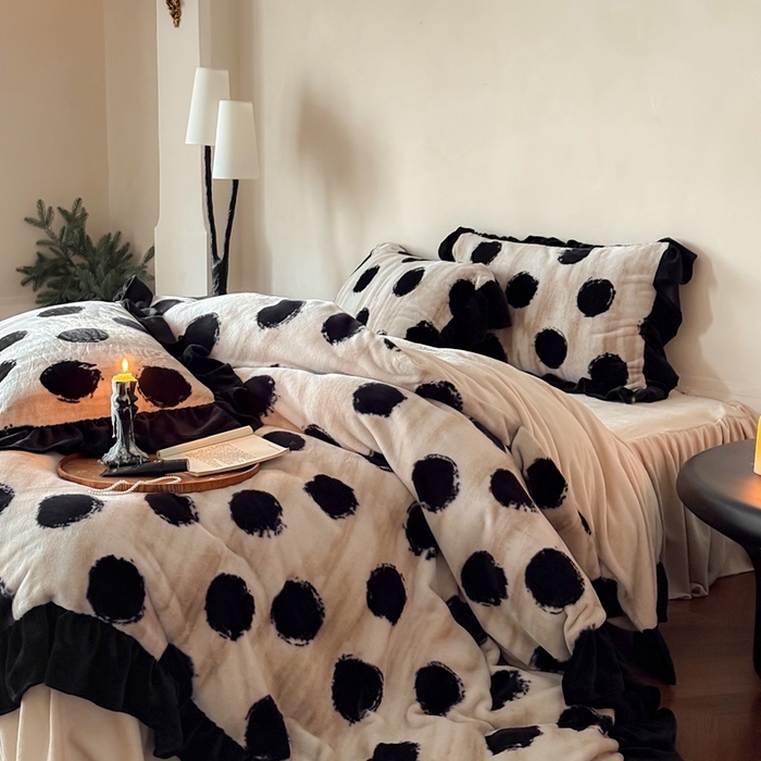 91家纺网 家纺一手货源 找家纺 婳庭家居 2025新款雪貂绒牛奶绒花边款四件套熹悦-奶茶色