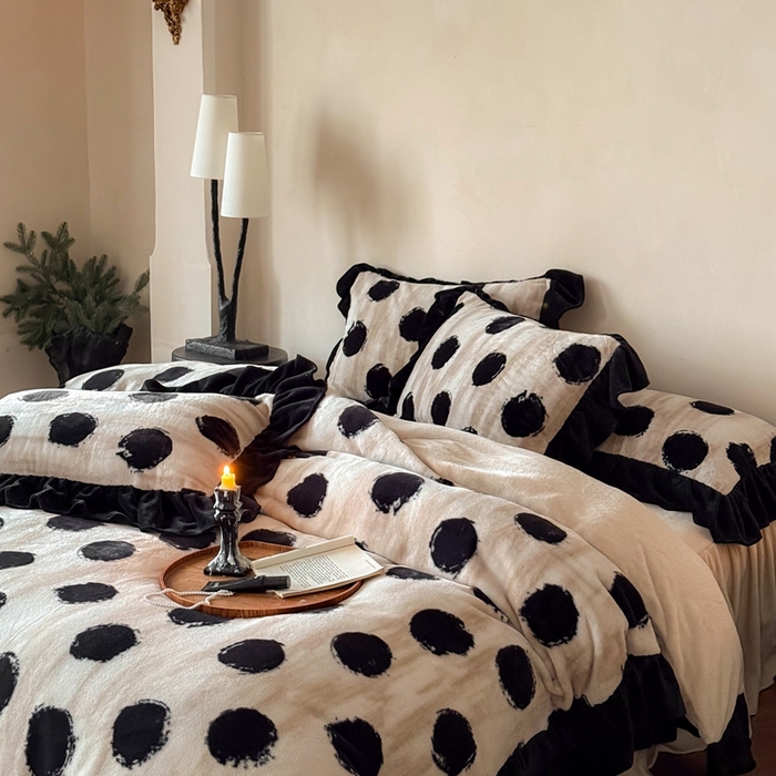 91家纺网 家纺一手货源 找家纺 婳庭家居 2025新款雪貂绒牛奶绒花边款四件套熹悦-奶茶色