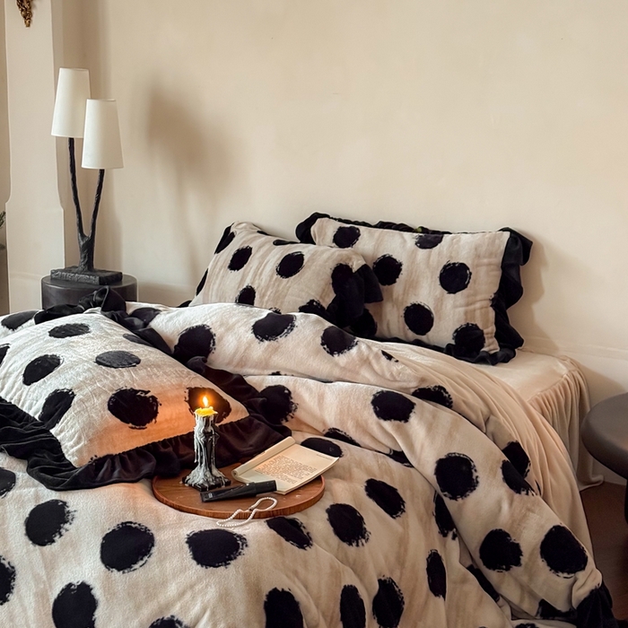 91家纺网 家纺一手货源 找家纺 婳庭家居 2025新款雪貂绒牛奶绒花边款四件套熹悦-奶茶色