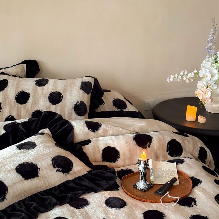 91家纺网 家纺一手货源 找家纺 婳庭家居 2025新款雪貂绒牛奶绒花边款四件套熹悦-奶茶色