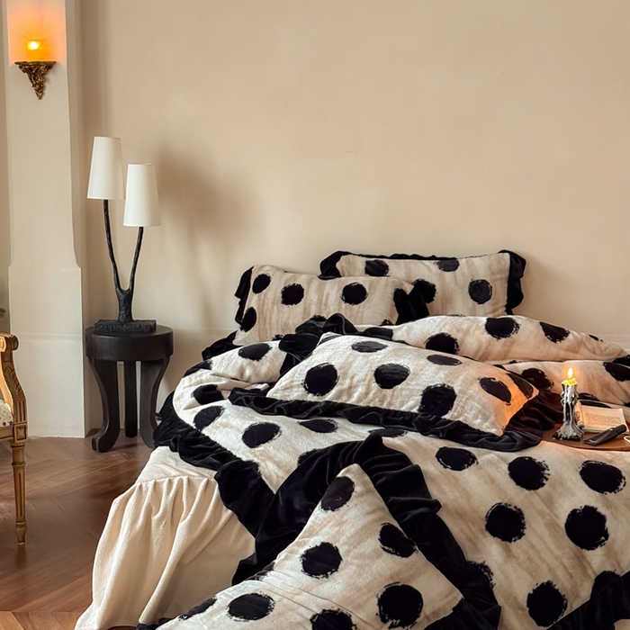 91家纺网 家纺一手货源 找家纺 婳庭家居 2025新款雪貂绒牛奶绒花边款四件套熹悦-奶茶色