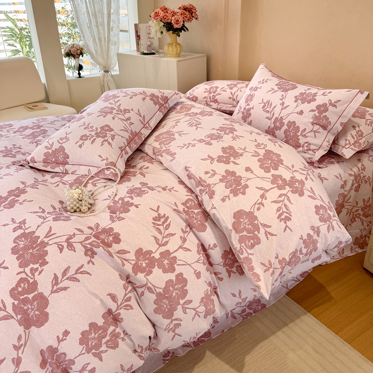 91家纺网 家纺一手货源 找家纺 壹贝家纺 2026新款全棉磨毛四件套系列 梅花印-粉