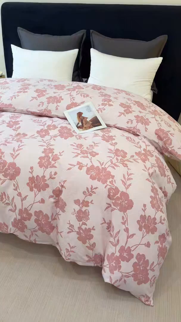 91家纺网 家纺一手货源 找家纺 壹贝家纺 2026新款全棉磨毛单品被套系列 梅花印-粉