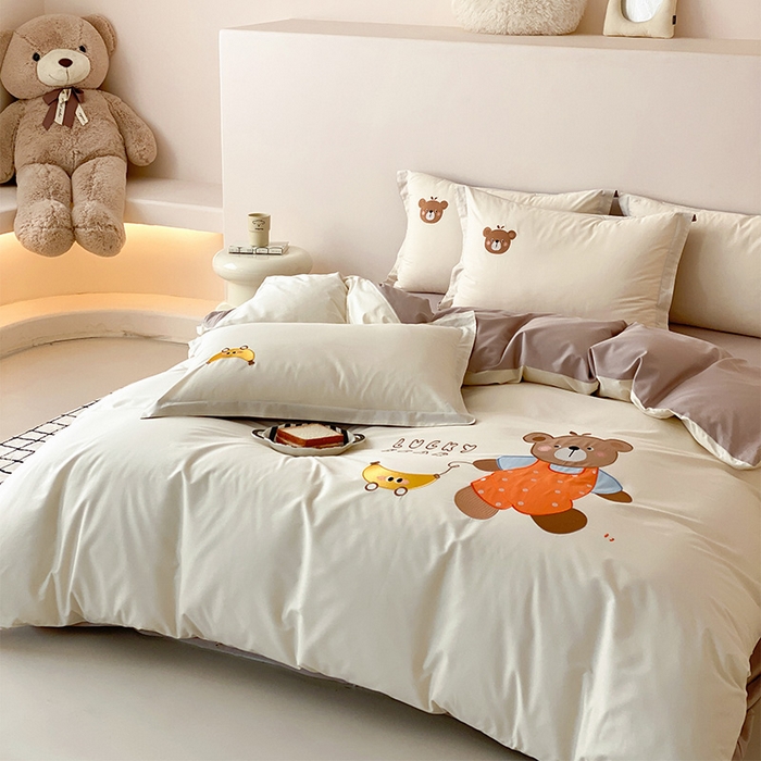 91家纺网 家纺一手货源 找家纺 润肤居 2026春夏新款全棉纯棉13372贴布绣四件套 香蕉小熊-杏色