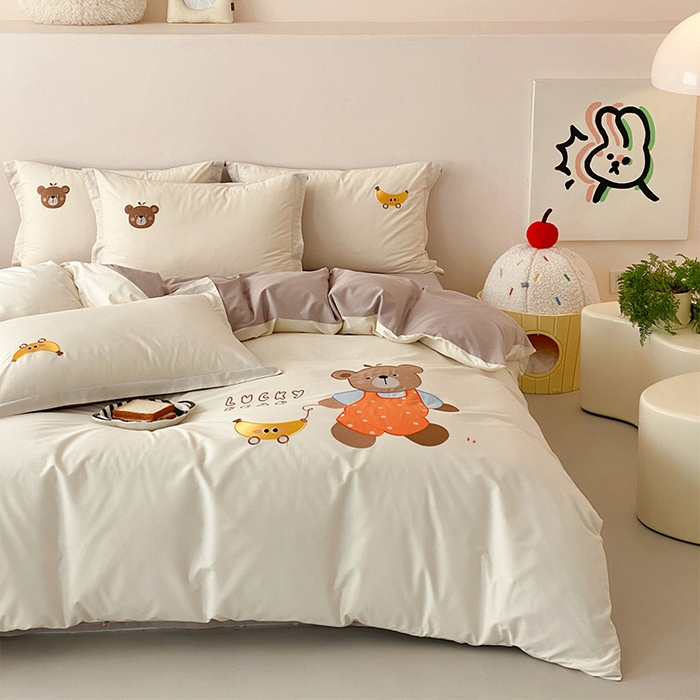 91家纺网 家纺一手货源 找家纺 润肤居 2026春夏新款全棉纯棉13372贴布绣四件套 香蕉小熊-杏色