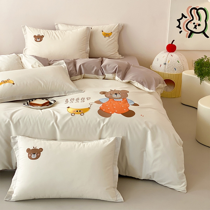 91家纺网 家纺一手货源 找家纺 润肤居 2026春夏新款全棉纯棉13372贴布绣四件套 香蕉小熊-杏色