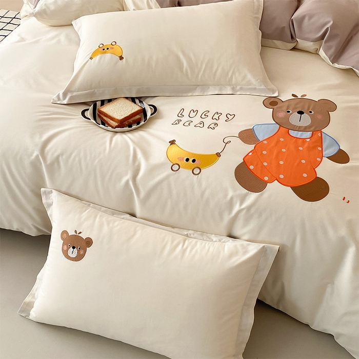 91家纺网 家纺一手货源 找家纺 润肤居 2026春夏新款全棉纯棉13372贴布绣四件套 香蕉小熊-杏色