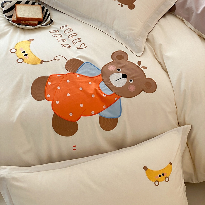 91家纺网 家纺一手货源 找家纺 润肤居 2026春夏新款全棉纯棉13372贴布绣四件套 香蕉小熊-杏色