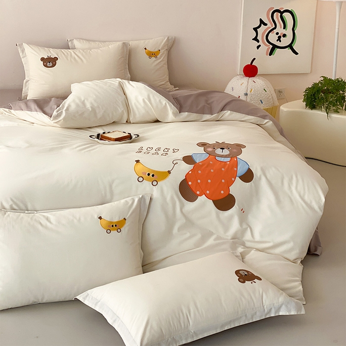 91家纺网 家纺一手货源 找家纺 润肤居 2026春夏新款全棉纯棉13372贴布绣四件套 香蕉小熊-杏色