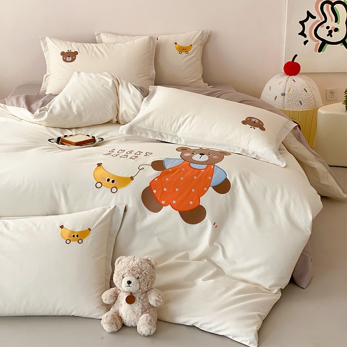 91家纺网 家纺一手货源 找家纺 润肤居 2026春夏新款全棉纯棉13372贴布绣四件套 香蕉小熊-杏色