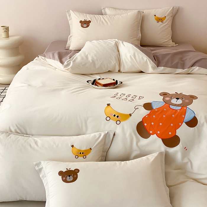 91家纺网 家纺一手货源 找家纺 润肤居 2026春夏新款全棉纯棉13372贴布绣四件套 香蕉小熊-杏色