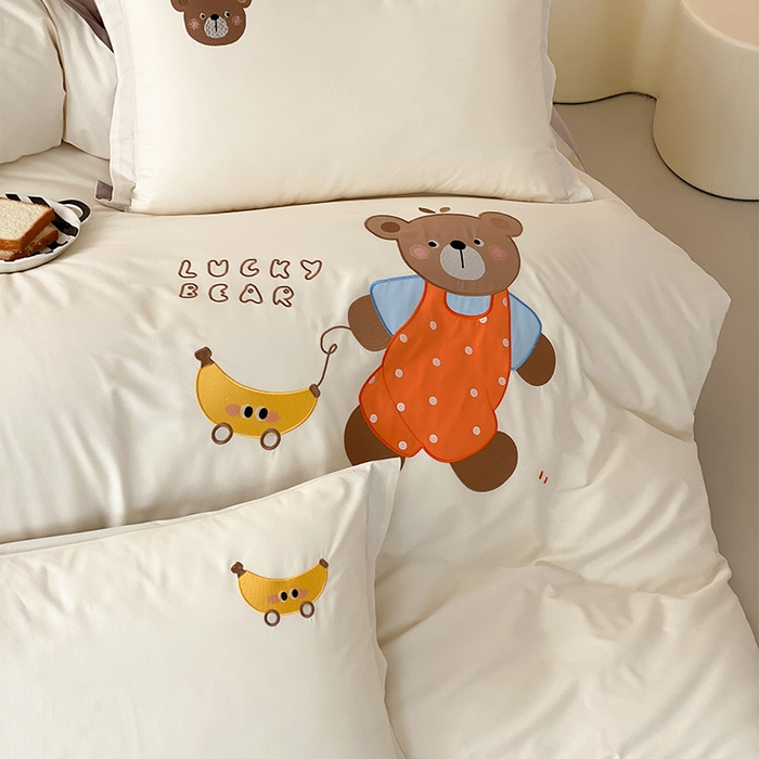 91家纺网 家纺一手货源 找家纺 润肤居 2026春夏新款全棉纯棉13372贴布绣四件套 香蕉小熊-杏色