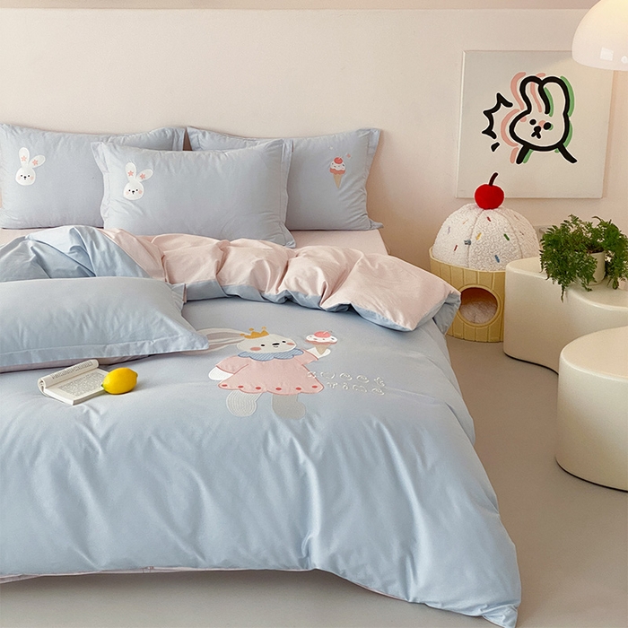 91家纺网 家纺一手货源 找家纺 润肤居 2026春夏新款全棉纯棉13372贴布绣四件套 小兔蛋糕-天蓝