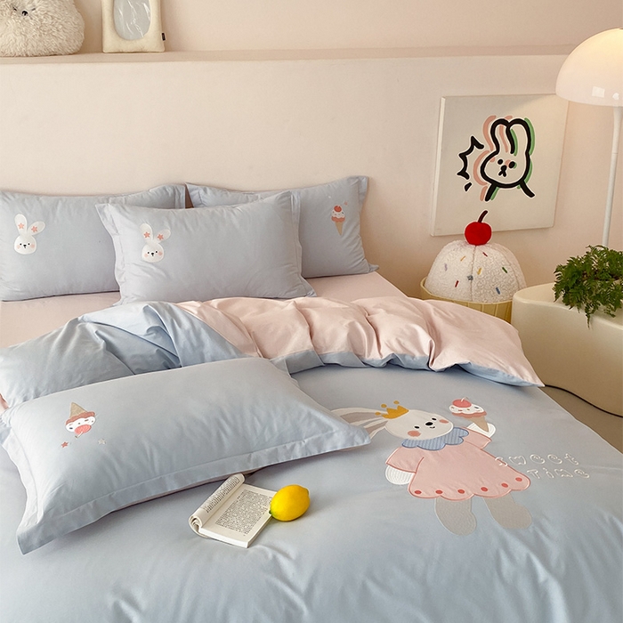 91家纺网 家纺一手货源 找家纺 润肤居 2026春夏新款全棉纯棉13372贴布绣四件套 小兔蛋糕-天蓝