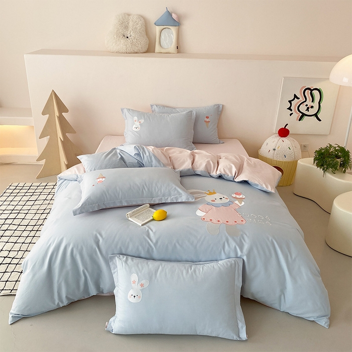 91家纺网 家纺一手货源 找家纺 润肤居 2026春夏新款全棉纯棉13372贴布绣四件套 小兔蛋糕-天蓝