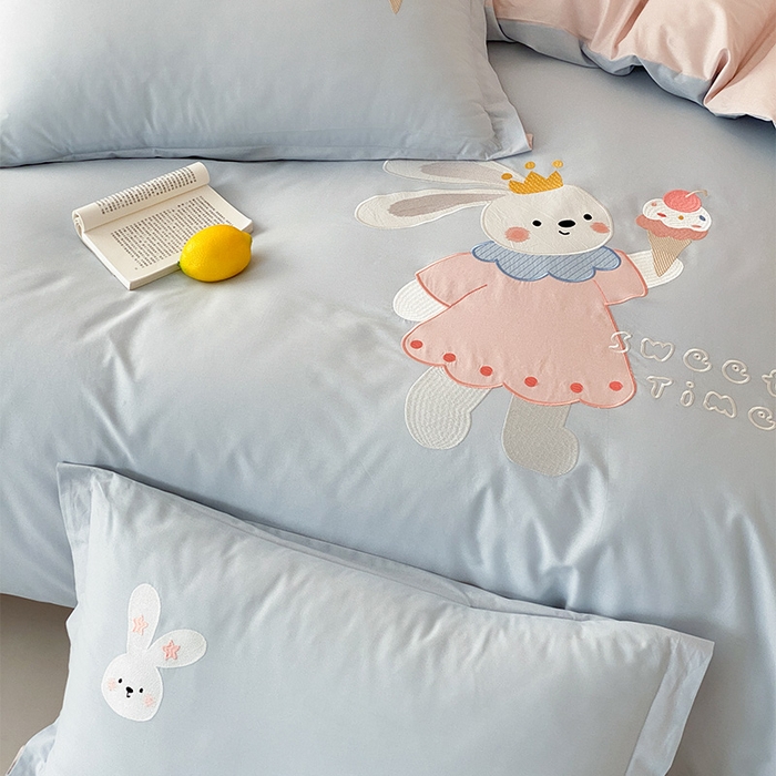91家纺网 家纺一手货源 找家纺 润肤居 2026春夏新款全棉纯棉13372贴布绣四件套 小兔蛋糕-天蓝
