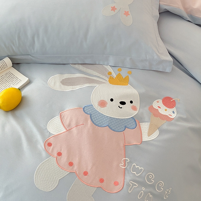 91家纺网 家纺一手货源 找家纺 润肤居 2026春夏新款全棉纯棉13372贴布绣四件套 小兔蛋糕-天蓝