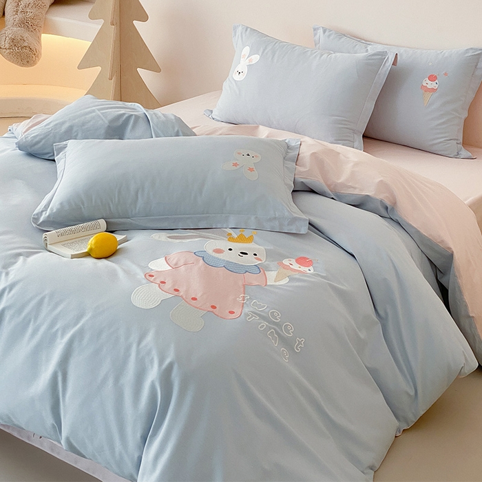 91家纺网 家纺一手货源 找家纺 润肤居 2026春夏新款全棉纯棉13372贴布绣四件套 小兔蛋糕-天蓝