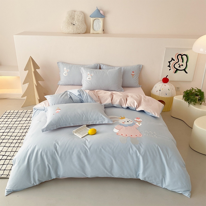 91家纺网 家纺一手货源 找家纺 润肤居 2026春夏新款全棉纯棉13372贴布绣四件套 小兔蛋糕-天蓝