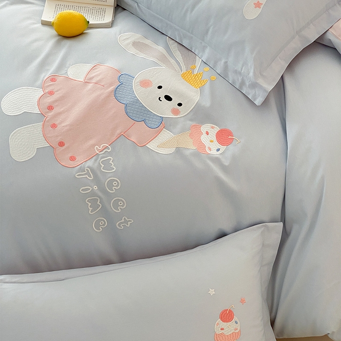 91家纺网 家纺一手货源 找家纺 润肤居 2026春夏新款全棉纯棉13372贴布绣四件套 小兔蛋糕-天蓝