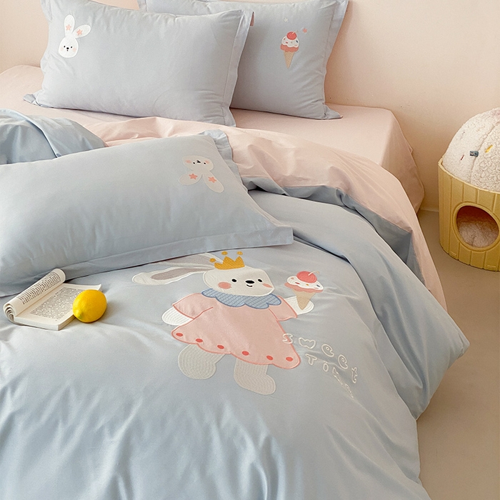 91家纺网 家纺一手货源 找家纺 润肤居 2026春夏新款全棉纯棉13372贴布绣四件套 小兔蛋糕-天蓝