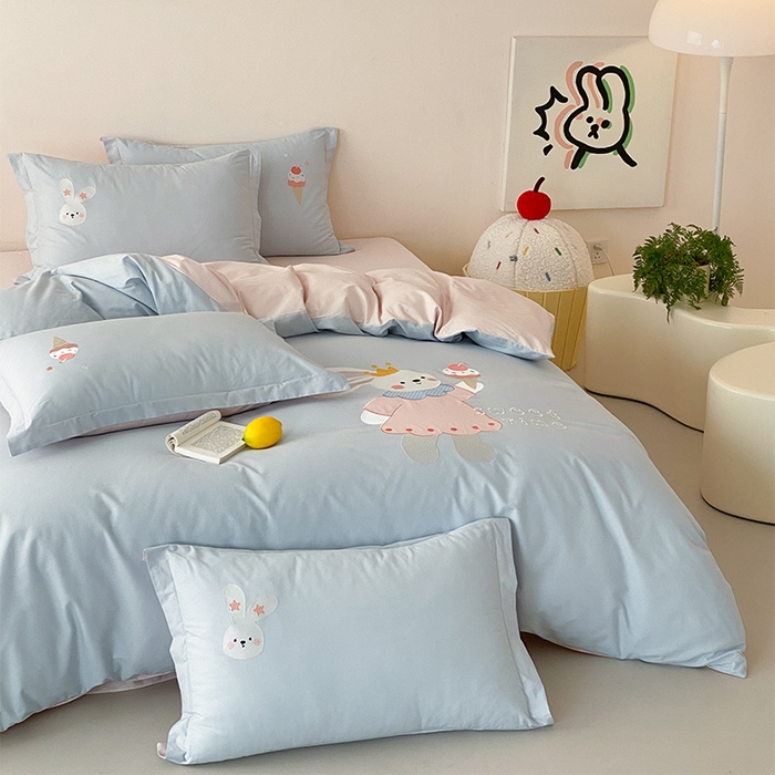 91家纺网 家纺一手货源 找家纺 润肤居 2026春夏新款全棉纯棉13372贴布绣四件套 小兔蛋糕-天蓝