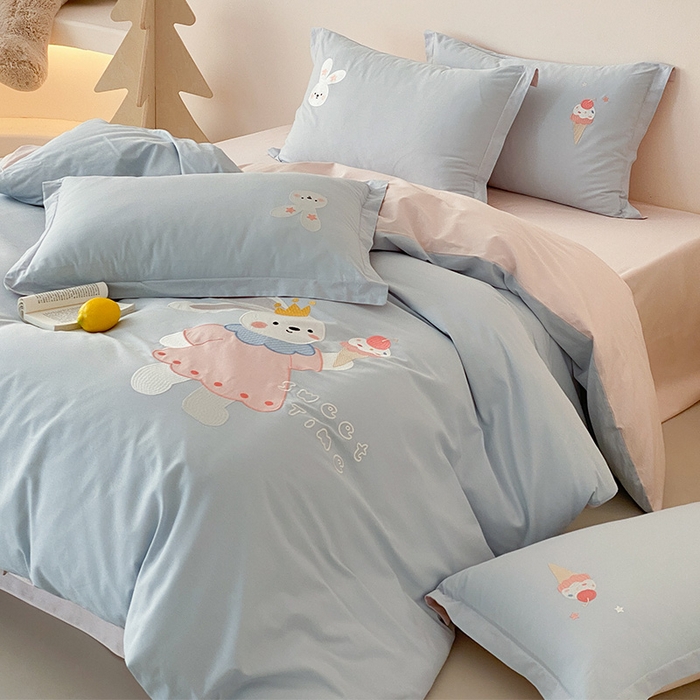 91家纺网 家纺一手货源 找家纺 润肤居 2026春夏新款全棉纯棉13372贴布绣四件套 小兔蛋糕-天蓝